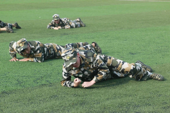     南宁师范大学学生练习匍匐前进。南宁师范大学供图