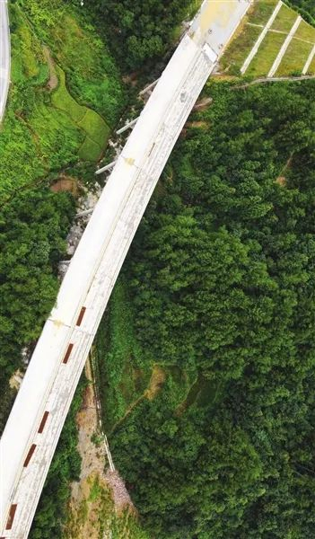 ▲图为建设中的遵余高速余庆段