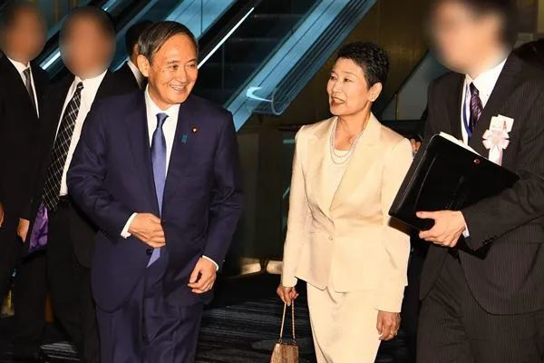 菅义伟（左）和妻子真理子（右）。