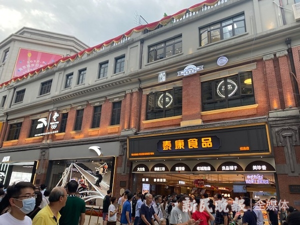 图说：泰康食品新店的楼上有各色休闲餐饮和正在装修的露台