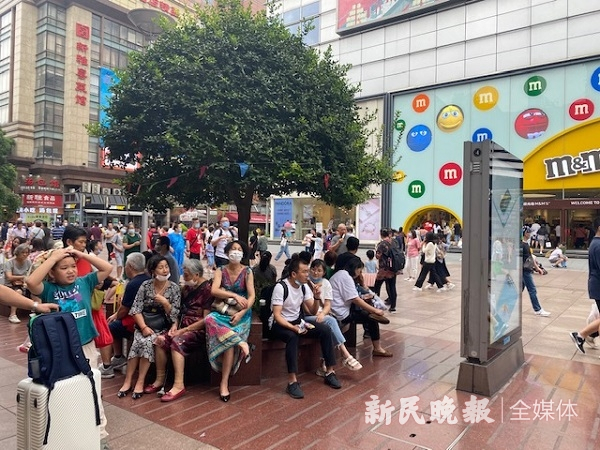 图说：南京路步行街上的座椅坐满了游客市民  张钰芸 摄（下同）