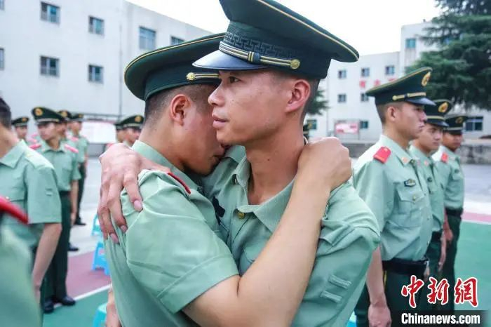 图为退伍老兵和战友相拥告别。　武警贵州总队机动支队供图