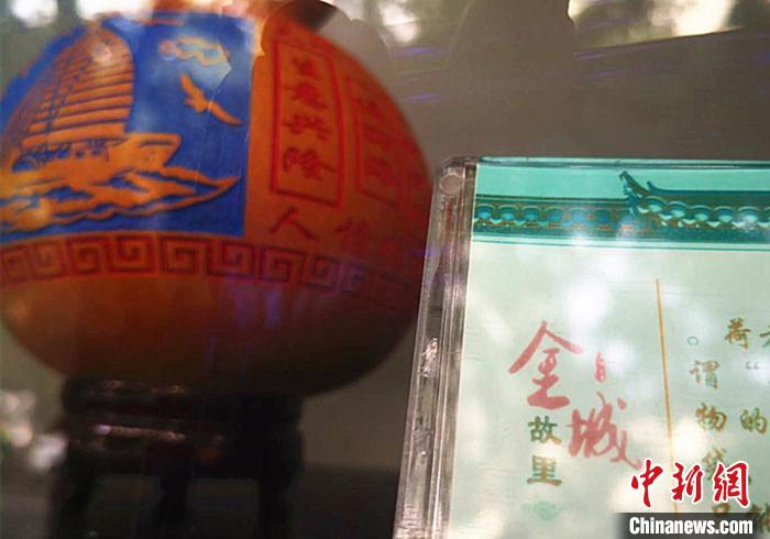 图为兰州非遗刻葫芦，配民俗文化简介。　史静静 摄