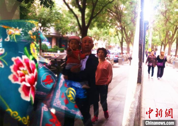 街头的传统民俗展示吸引民众目光。　史静静 摄