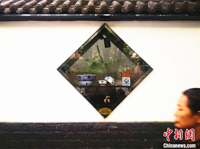 图为橱窗形式展示兰州牛肉拉面。　史静静 摄