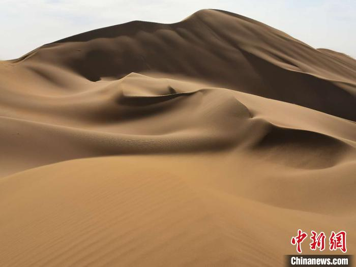 沙漠美景迷人。　戚亚平 摄