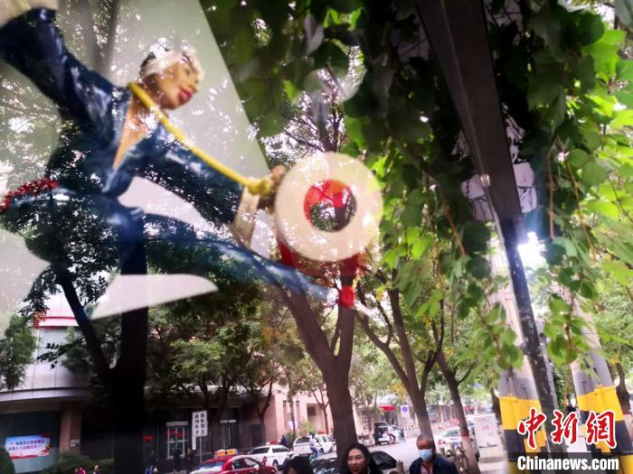 太平鼓的展示也成为街头一道靓丽景观。　史静静 摄