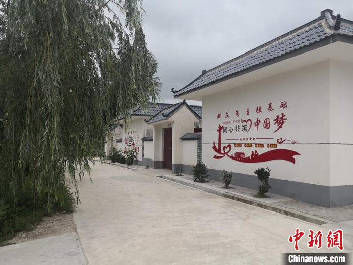 为让村民参与环境卫生保持，杨营村一户一个人每月收1元钱的卫生费。村民参与进来后，观念转变了，现在村子里很干净，村道上连烟头看不见了。　杜萍 摄