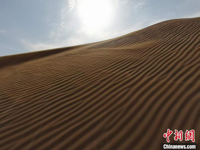 阳光照耀下的沙漠。　戚亚平 摄