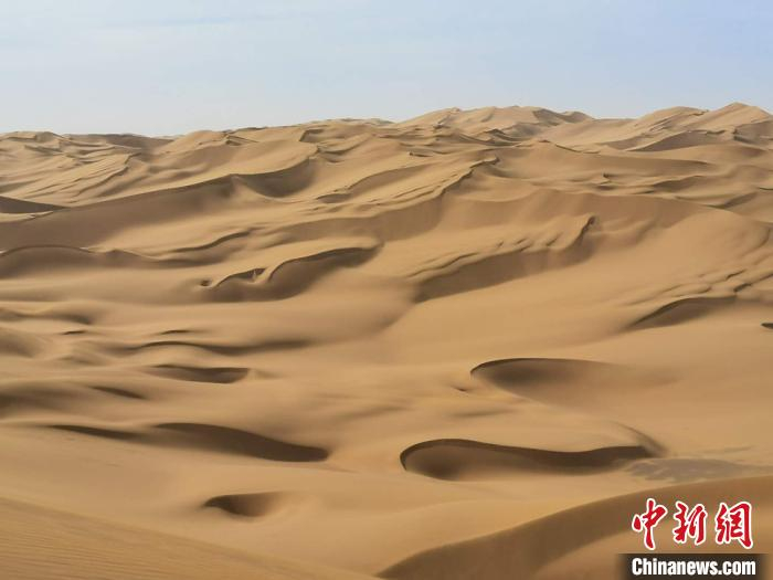 沟壑纵横。　戚亚平 摄