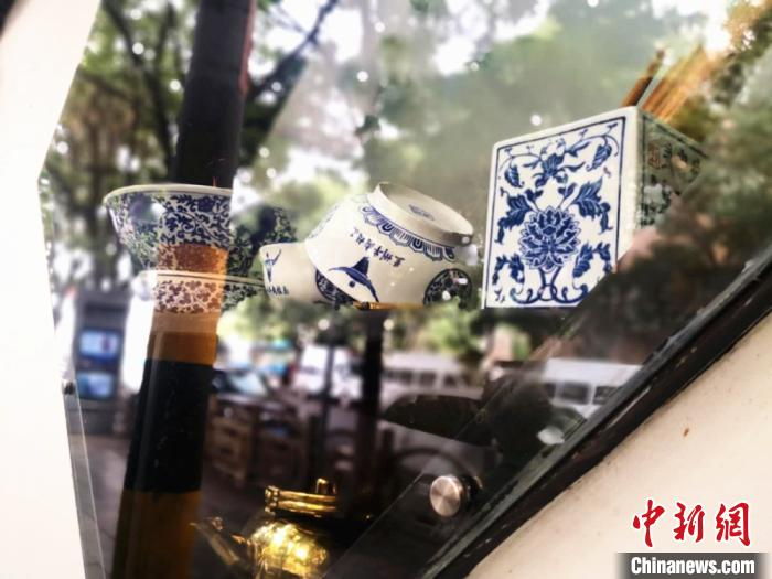 兰州牛肉拉面碗筷展现在街头，让更多人了解当地传统文化和记忆。　史静静 摄