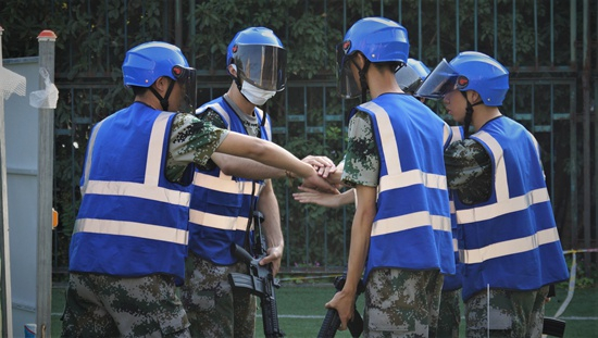     西安交通大学军训上演“真人CS”。西安交通大学供图