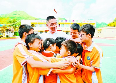 今年7月，苏州常熟市派驻铜仁思南县特殊教育学校支教的周海卿老师在结束支教时与学生们依依惜别。资料图片