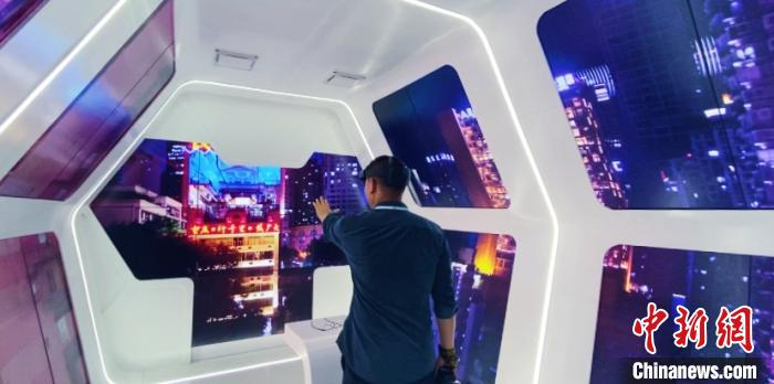 图为观众在礼嘉智慧公园湖畔里数字体验中心B馆体验智慧索道项目。　殷缘 摄