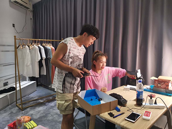  正在准备直播带货的主播 澎湃新闻记者 吴雨欣 图