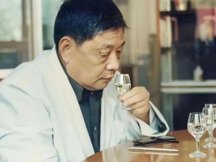 上图为李兴发正在闻香，通过气味鉴定香型