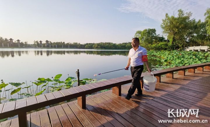 高俊平每天都要巡河两次。长城网记者 郭庆敏 摄