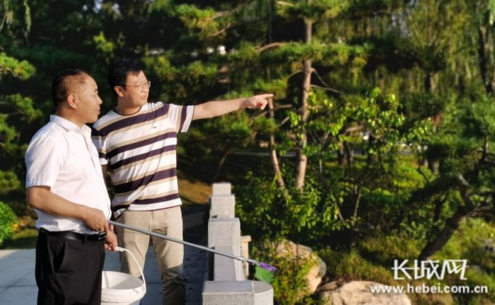 刘鹏（右）和高俊平一起巡河。长城网记者 郭庆敏 摄