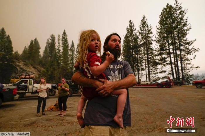  当地时间9月7日，加州山火持续燃烧，图为在溪边露营的民众被困无法撤离。