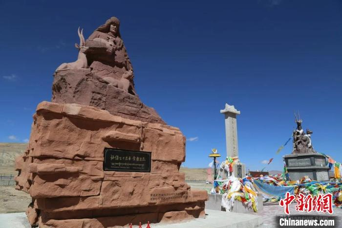 图为昆仑山口的索南达杰雕塑。　赵凛松 摄