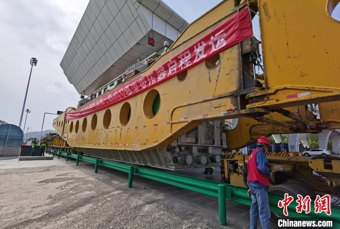 图为特高压青南换流站首台高端换流变压器缓缓驶过高速公路收费站。　谢莉蓉 摄