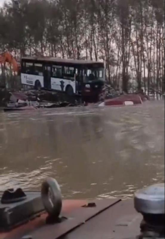 长春公交公司捐赠的废旧公交车被推入决口。源：来网传（已证实）