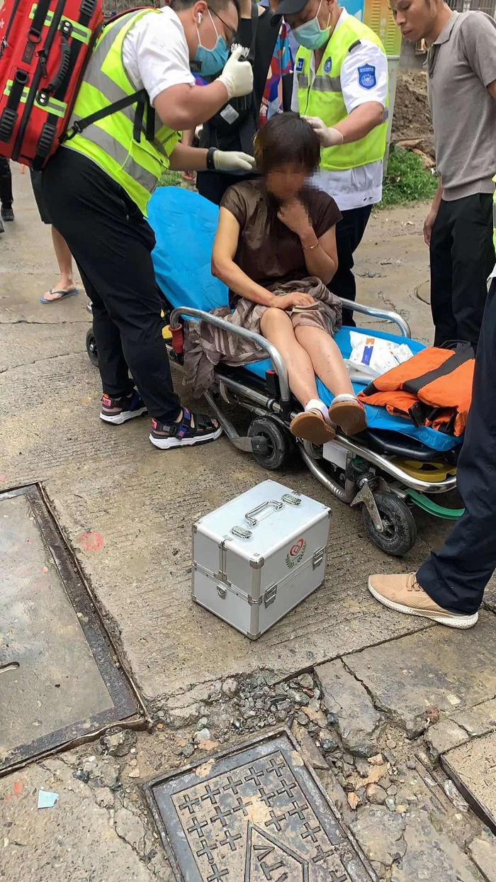 受害人逃脱后正在接受医务人员检查。受访者供图