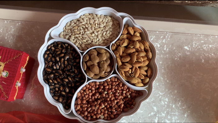 马银成家餐桌上的坚果。新华社记者 罗毓 摄