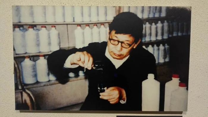 上图为李兴发在勾兑、调酒