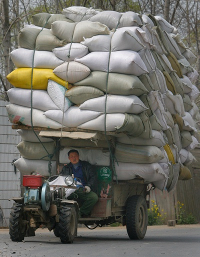     淮安市郊区农民运粮食。
