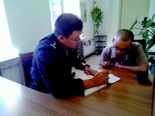 狱警曲圣（左）在给张新新辅导功课。受访者供图