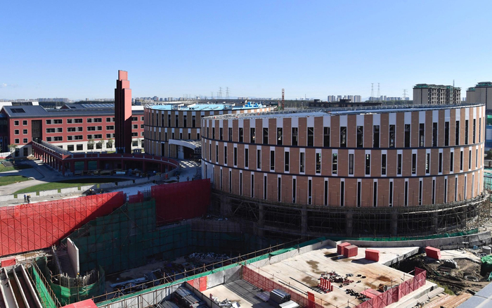 北京学校正在建设的艺术中心和体育中心。新京报记者 吴宁 摄