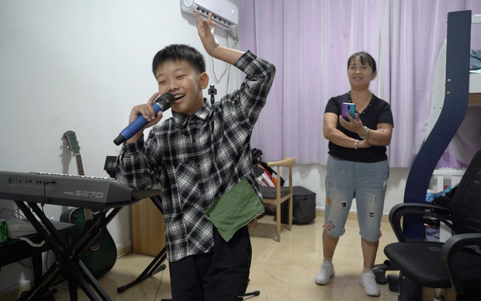 晚上八点半，奥华在家里直播，应直播间粉丝点歌唱黄梅戏《女驸马》，一人饰演两角。新京报记者解蕾&nbsp;摄