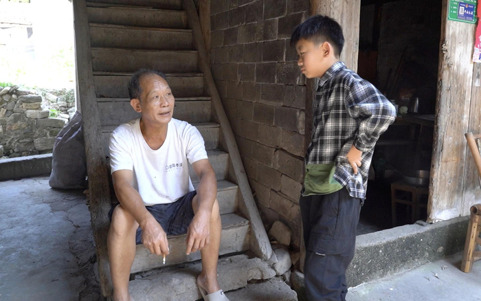  奥华去看望独自住在村里老房子的父亲。新京报记者解蕾&nbsp;摄