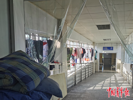     岳池县人民医院肿瘤二病区外的走廊。张渺/摄