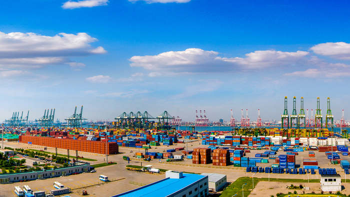 另一方面，还要注重与其他自贸区的错位发展。