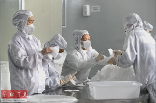  资料图片：福州一工厂的员工正在加工口罩。（路透社）