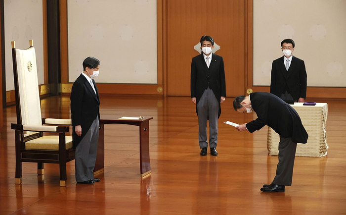 当地时间2020年9月16日，日本东京，日本新任首相菅义伟（右）在皇居参加首相任命仪式，接受德仁天皇（左）任命。 人民视觉 图