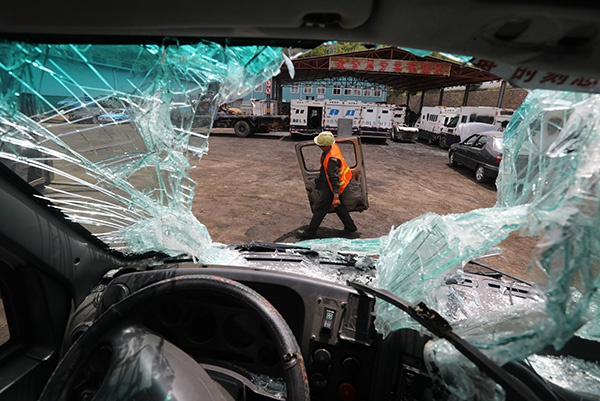青岛交运报废汽车回收公司内，工人们正在拆卸汽车上的各种零件。人民视觉&nbsp; 资料图