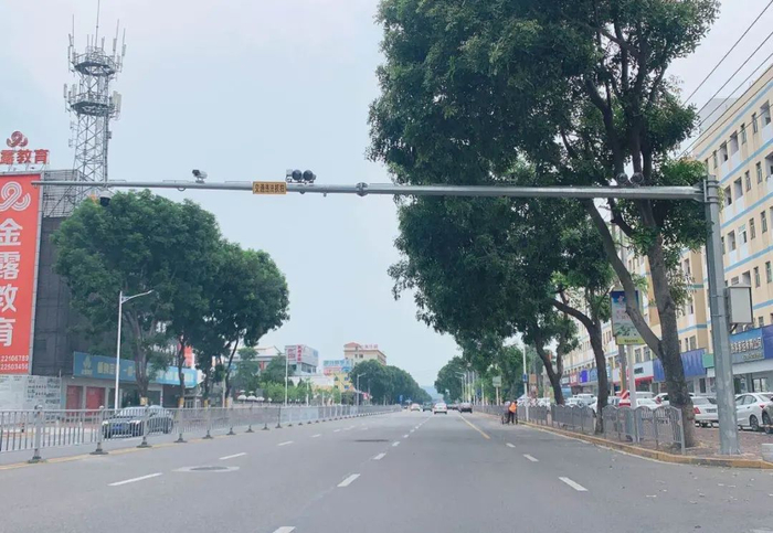 莞长路光明路路口光明路东华初级中学门口公交站环境图