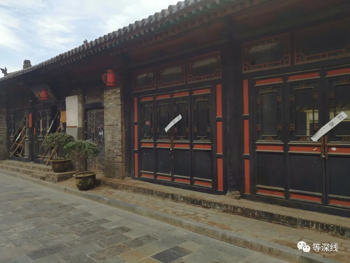 被贴上封条的临街店面   《等深线》记者 万笑天 摄