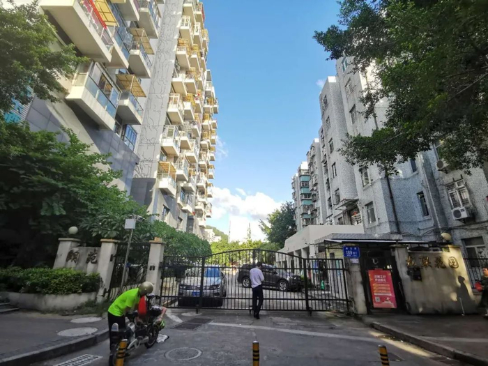 （图为龙联花园小区门口）