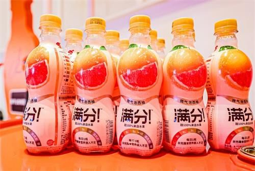 （元气森林推出的新品“满分微气泡” 记者 姜煜 摄）