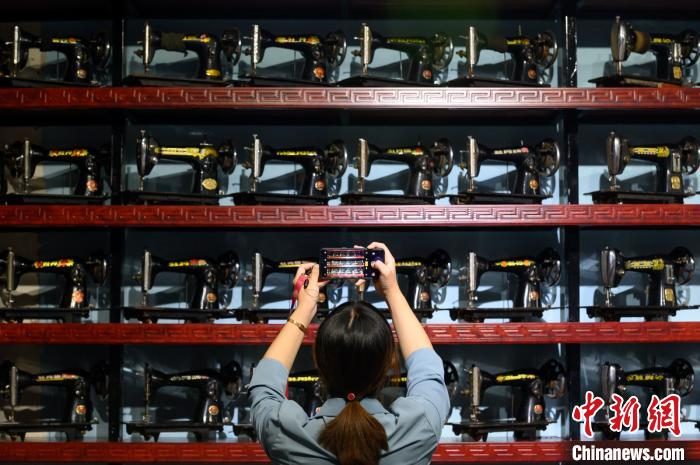 上千台缝纫机整齐排列在一起，讲述“光阴的故事”。　韦亮 摄