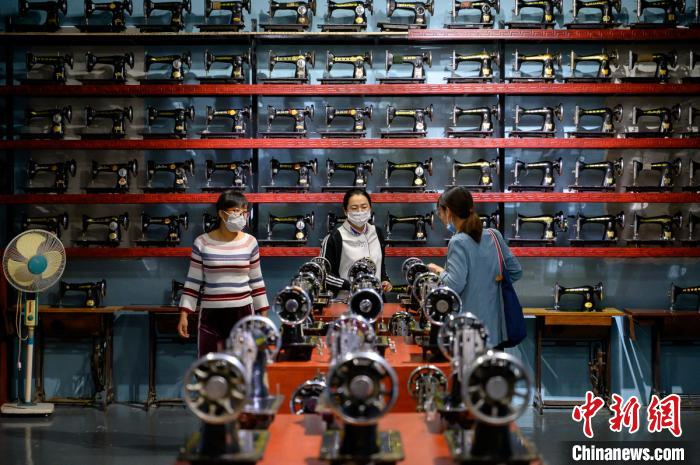 上千台缝纫机在山西太原缝纫机收藏馆展出。　韦亮 摄