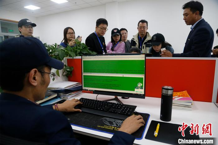 图为“云藏”大数据中心工作人员正在编写语料库。　马铭言摄