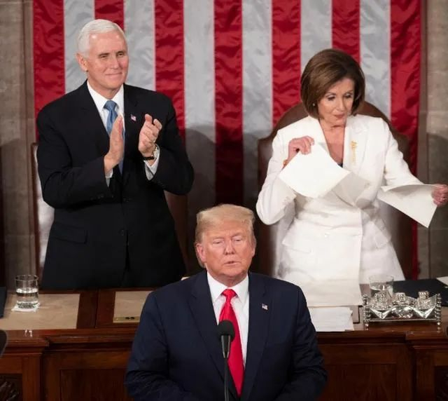 ▲资料图片：在美国首都华盛顿，美国总统特朗普（前）在国会发表国情咨文演讲后，国会众议院议长、民主党人佩洛西（后右）将讲稿副本撕毁。新华社记者 刘杰 摄