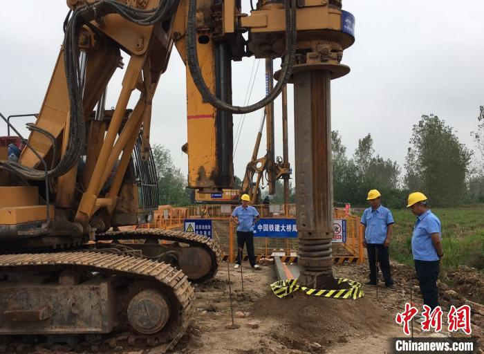     荆门至荆州铁路项目开工现场　戴辉　摄