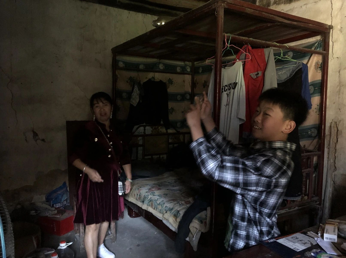  奥华在村里的老房子出生后，母亲杨秀兰为了留住孩子，带着奥华逃离了这里。新京报记者解蕾&nbsp;摄