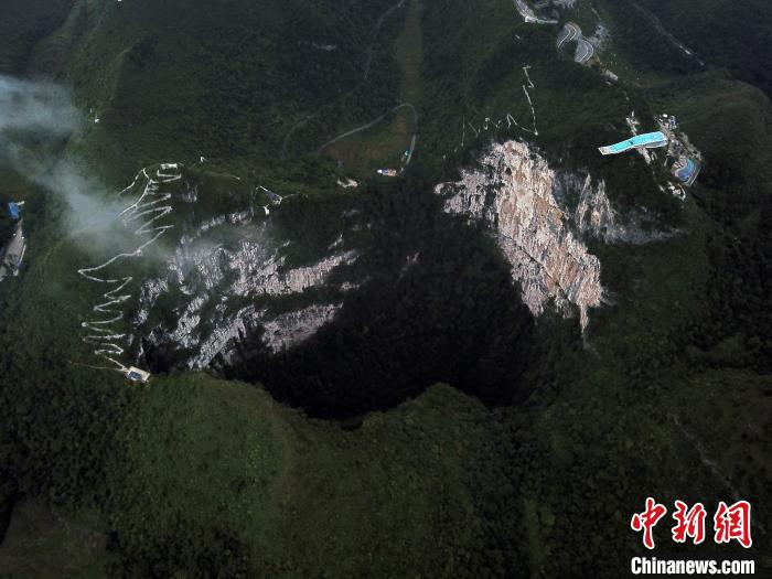 航拍大石围天坑。　蒋雪林 摄